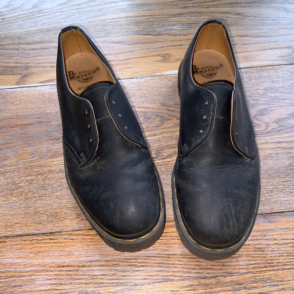DR MARTENS black leather shoe/excellent condition/just need a quick buff/wax!7